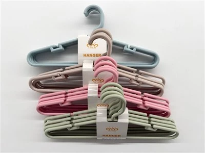 Hel henger i plast